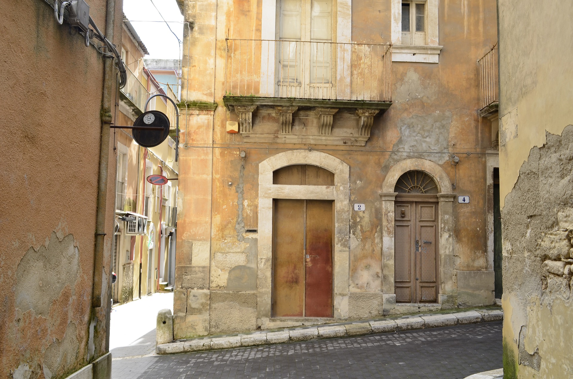 THE characteristic streets of the Sicilian center